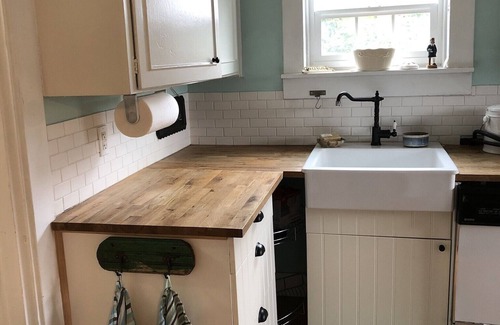 West Woodland Cottage | Captain's Cottage, historic cottage on corner lot.