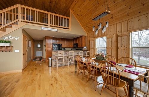 Cub Run House | Captain's Cove+ Nolin Lake + Mammoth Cave + Arcade + Hot Tub, Expansive Lakefront Home on Nolin Lake.