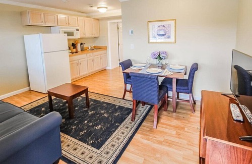 Falmouth Heights Resort | Captain's Quarters Resort Oceanfront suite, beautiful ocean view, swimming pool