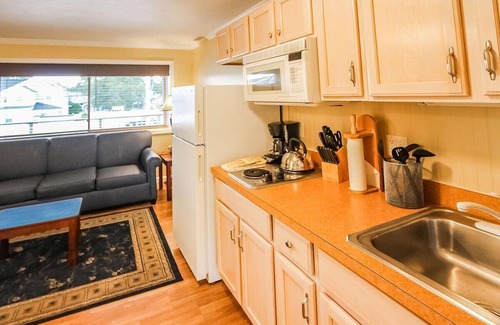 Falmouth Heights Resort | Captain's Quarters Resort Oceanfront suite, beautiful ocean view, swimming pool