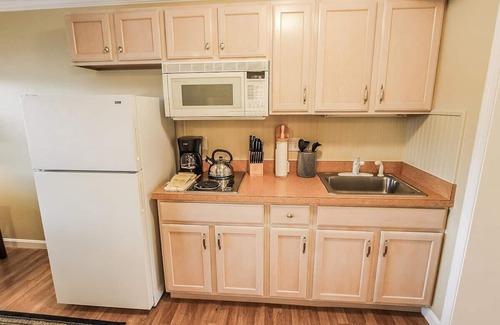 Falmouth Heights Resort | Captain's Quarters Resort Oceanfront suite, beautiful ocean view, swimming pool