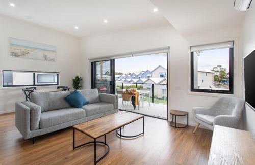 Paynesville Apartment | Captains Cove Resort - Absolute Waterfront Apartments