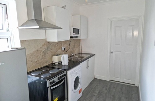 Clayhall Apartment | Captivating 2-bed Apartment in Ilford