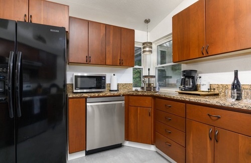 West Linn House | Captivating and Charming Retreat, Game Rooms, Pool Table, Pop a Shot, Foosball, 20 Min to Portland