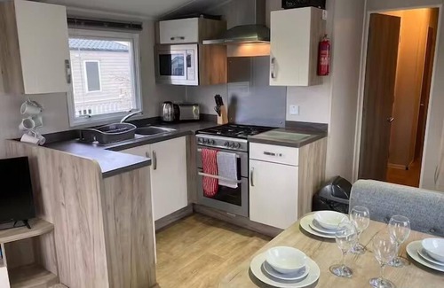 Dogdyke Ski Chalet | Caravan-Sleep8-HotTub-FreeP-Balcony-FamilyFriendly