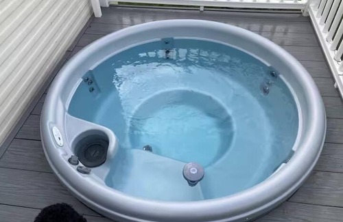 Dogdyke Ski Chalet | Caravan-Sleep8-HotTub-FreeP-Balcony-FamilyFriendly