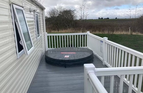 Dogdyke Ski Chalet | Caravan-Sleep8-HotTub-FreeP-Balcony-FamilyFriendly