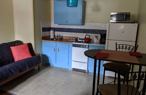 Athens Apartment | Cardinals Roost Virginia Apartment: On Boulevard - Sleeps 3