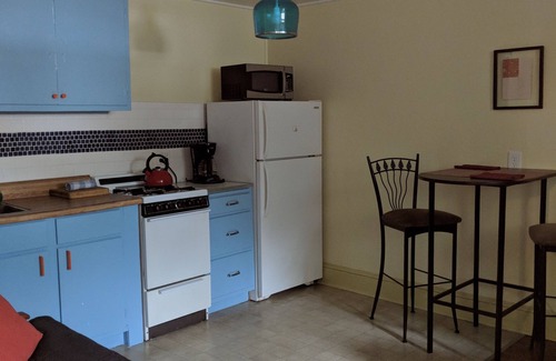 Athens Apartment | Cardinals Roost Virginia Apartment: On Boulevard - Sleeps 3