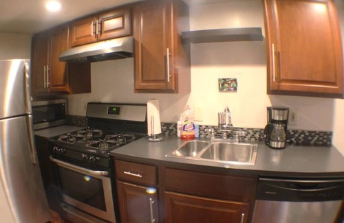 South Side Flats Apartment | Carey Way Quarters - Explorer's Dream Pad