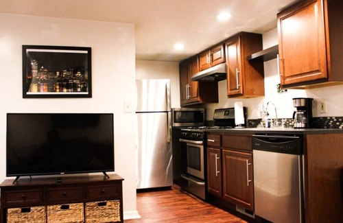 South Side Flats Apartment | Carey Way Quarters - Explorer's Dream Pad