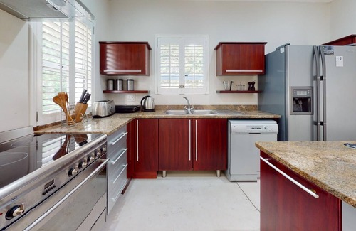 Port Edward House | Caribbean Estate Deluxe