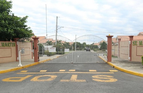 Caribbean Estates House | Caribbean estates delex Two Bedroom villa 4bathroom 10 mins to the beach.nn