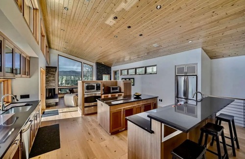 Nederland House | Caribou Ridge with Hot Tub! Pet Friendly + James Peak Views -Sleeps 10