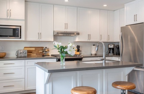 Golden Rectangle Apartment | Carmel-By-The-Sea Two King Bedroom en-suite Bath Rental in Town