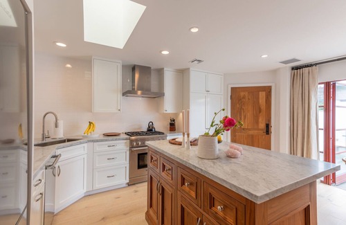 Golden Rectangle Apartment | Carmel-By-The-Sea~ Corner of Mission & 7th. ~ 2 Bedroom Luxury Apartment