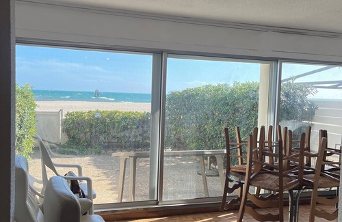 Carnon-Plage Apartment | Carnon. F3 rental, first line. Feet in the water