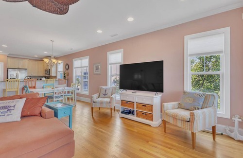Carolina Beach House | 🌊Carolina Hugs-1 Block from Beach-Spacious Decks-10BR🌊