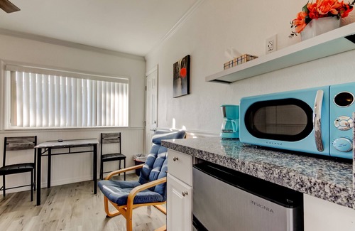 Sunset Reef Apartment | 🍹Carousel Suites #4 – Your Beachside Escape in Redington Shores! 🏖️