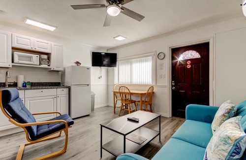 Sunset Reef Apartment | 🌞Carousel Suites #6 - Updated Studio steps to the beach- Perfect for a Relaxing Getaway!