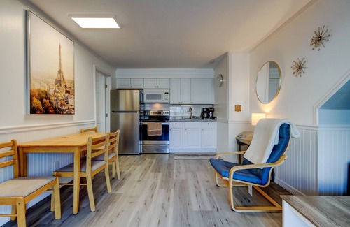 Sunset Reef Apartment | 🦩Carousel Suites #7- Updated 1 Bedroom steps to the beach! - Perfect for a Relaxing Getaway!