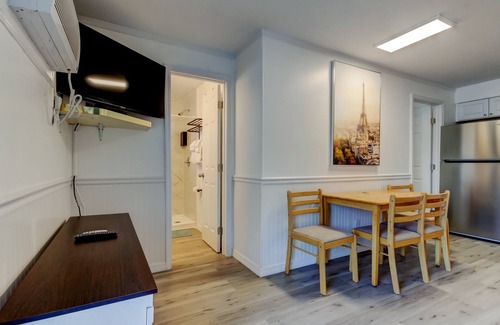 Sunset Reef Apartment | 🦩Carousel Suites #7- Updated 1 Bedroom steps to the beach! - Perfect for a Relaxing Getaway!