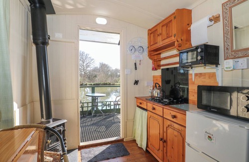 Hadlow Down Cottage | CARP HUT, pet friendly, character holiday cottage in Crowborough