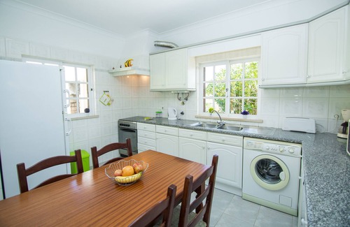 Albardeira Villa | Carrell White Villa, Pool, Wifi
