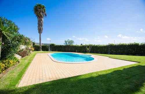 Albardeira Villa | Carrell White Villa, Pool, Wifi