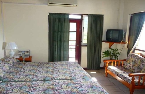 Hillsborough Hotel | Carriacou Grand View Hotel