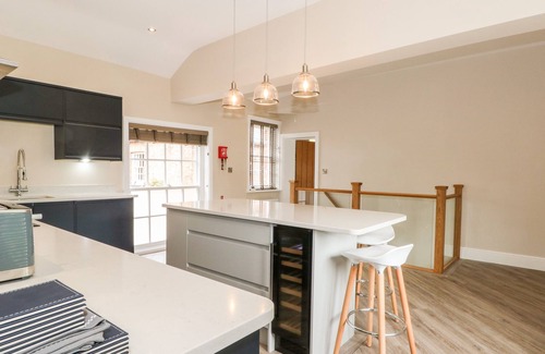 Macclesfield House | CARRIAGE HOUSE, character holiday cottage, with a garden in Chelford