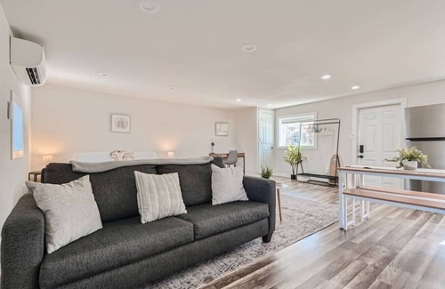 Berkley House | Carriage House I Tennyson I Pet frndly I Red Rocks