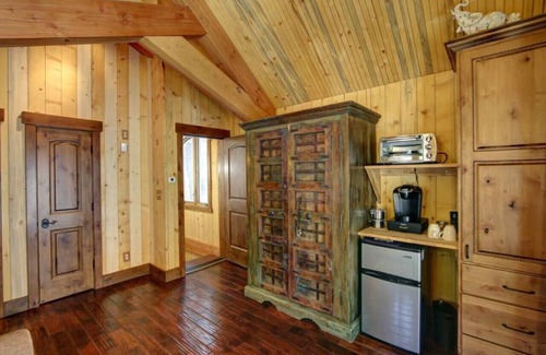 Sundance Cabin | Carriage House on the Stream Hot Tub Walk to Sundance Mountain Cabins Utah