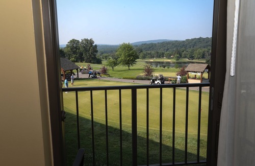 Fairfield Apartment | Carroll Valley Escape | King Room w/Golf Views