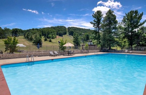 Fairfield Apartment | Carroll Valley Escape | King Room w/Golf Views