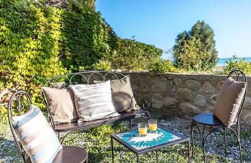 Santa Caterina Dello Ionio Marina House | Casa Iorana D: A characteristic and welcoming apartment located right on the beach, with Free WI-FI.