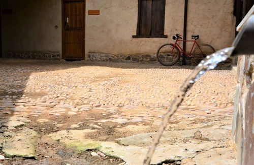 Antonan del Valle Cottage | Casa Abuela Tina, spacious with cobblestone patio, source of spring water