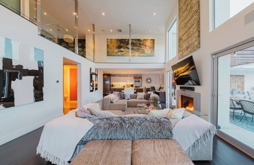 Hollywood Hills West Villa | Casa Azul - Elegant 4BR Home with Jacuzzi & Stunning Views