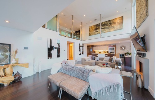 Hollywood Hills West Villa | Casa Azul - Elegant 4BR Home with Jacuzzi & Stunning Views