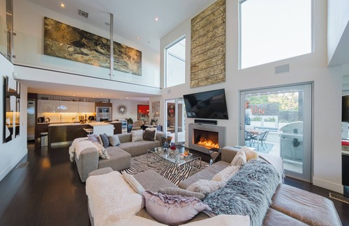 Hollywood Hills West Villa | Casa Azul - Elegant 4BR Home with Jacuzzi & Stunning Views