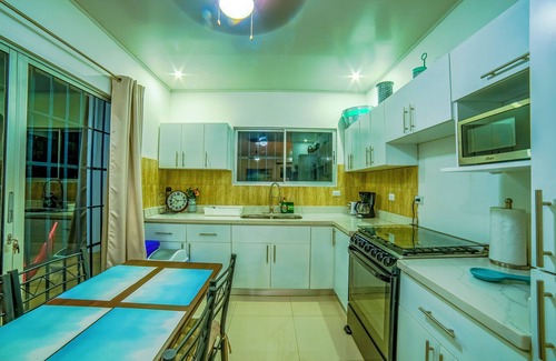 Esterillos Este House | Casa Azul· Stylish Home Steps from the Beach
