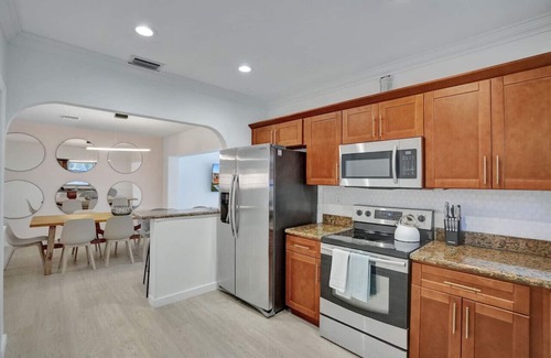 North Miami House | Casa Bella - 5 BR Villa in Miami with Pool, Mini-Golf, Basketball+