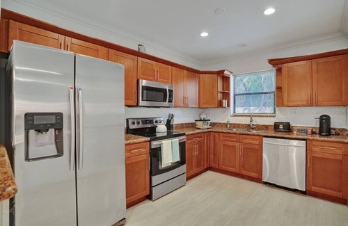 North Miami House | Casa Bella - 5 BR Villa in Miami with Pool, Mini-Golf, Basketball+