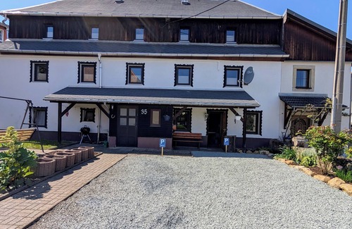 Pirna Apartment | CASA BENJI 2 - spacious apartment - country house style - families - garden - parking lot