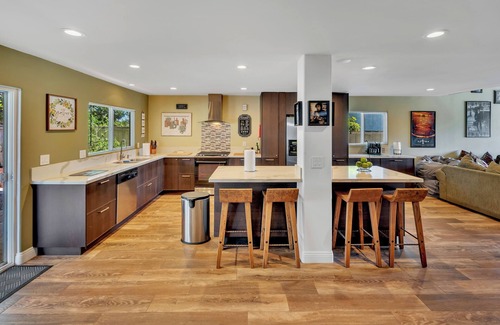 Ivey Ranch - Rancho Del Oro House | Casa Blackhawk family friendly huge open floor plan for your beach town getawayn