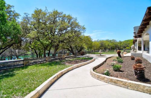 Ingram House | Casa Blanca in Texas Hill Country