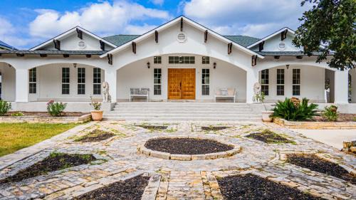 Ingram House | Casa Blanca in Texas Hill Country