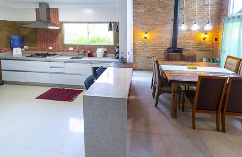 Bombas House | Casa Bombinhas with Jacuzzi and fireplace hosted by Gleison Jayme FotografiaBombinhas
