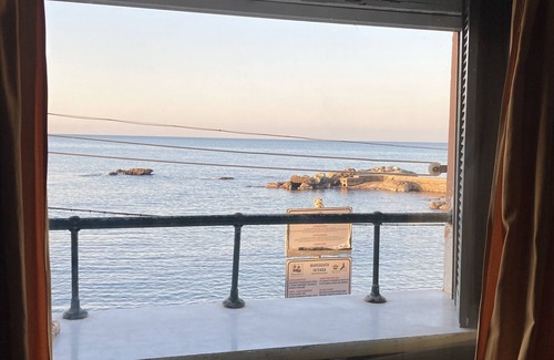 Quinto al Mare House | Casa Bruna … Like a boat on the sea .