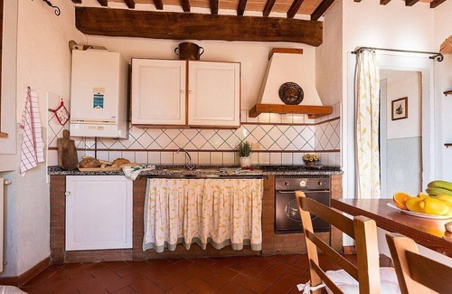 Peccioli House | Casa Canarino D: A characteristic apartment surrounded by meadows and by green hills.
